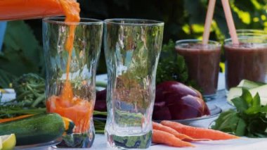 Havuç ve elmadan smoothie dökmek