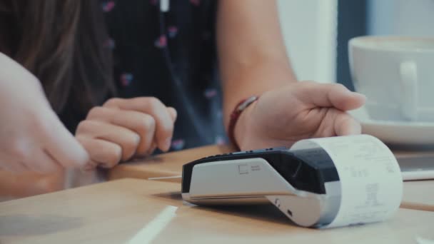 Persona que paga en la cafetería con tarjeta de crédito — Vídeos de Stock