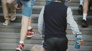 İnsanlar şehirde merdivenleri tırmanıyor.