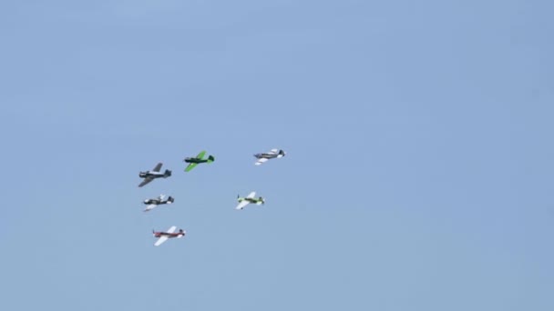 Gruppo di aeroplani sportivi esegue acrobatica in cielo — Video Stock