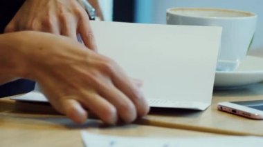 Restoranda nakit ödeme yapan kadın