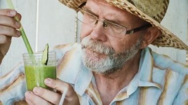 Yaşlı adam yeşil smoothie tadı