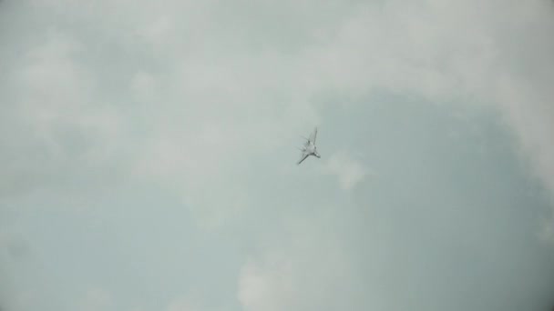 Flanker Fighter vliegende overhead — Stockvideo