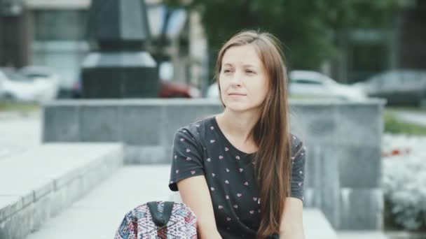 Кавказская девушка использует свой смартфон — стоковое видео