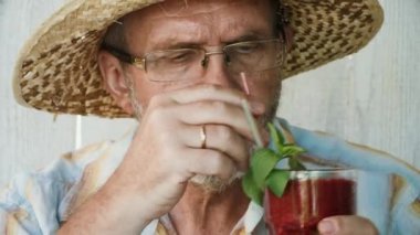 Yaşlı adam yeşil smoothie tadı