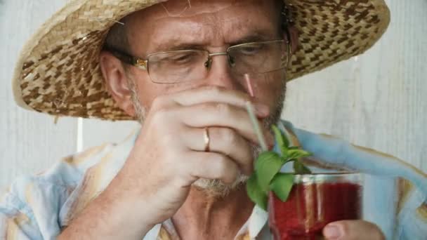 Homem sênior tem gosto de smoothie verde — Vídeo de Stock