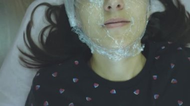 Bir kozmetoloji uzmanının kadın hastası