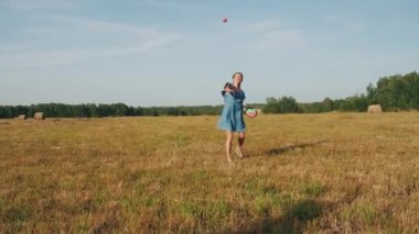 Çayırda oynayan yaşlı erkek ve genç kadın