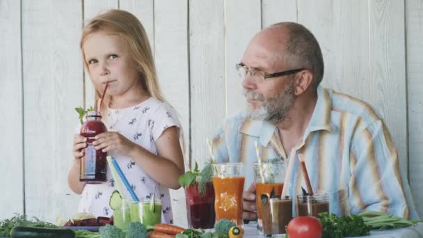 Farfar med barnbarn smakar smoothies — Stockvideo