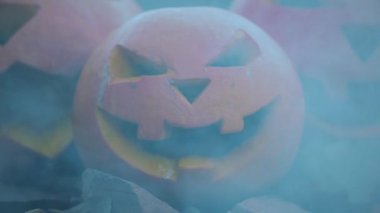 Duman ile korkunç yüzleri ile üç halloween ürkütücü kabaklar