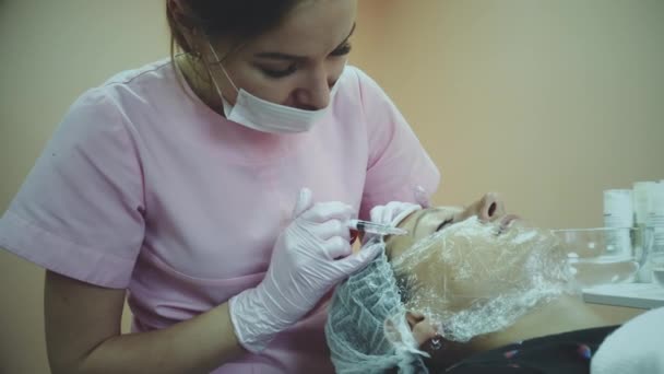 Cosmetologist médico com um paciente na clínica — Vídeo de Stock