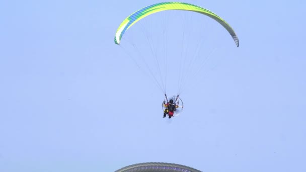 Hang glider flying in blue sky — Stock Video