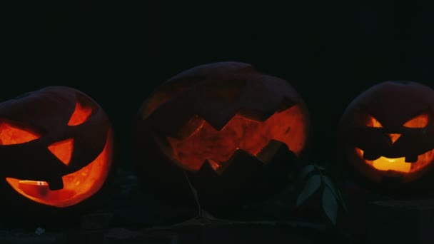 Tři Halloweenské dýně s hořící ohněm uvnitř — Stock video