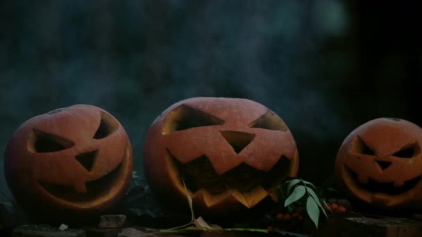 Страшные вырезанные на Хэллоуин тыквы с дымом — стоковое видео