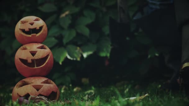 Halloween historia de miedo con calabazas y maníaco con hacha — Vídeos de Stock