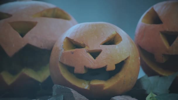 Rzeźbione dynie, przerażające symbole Halloween wakacje — Wideo stockowe