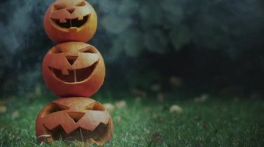 Cadılar Bayramı jack-o-fenerler çim üzerinde