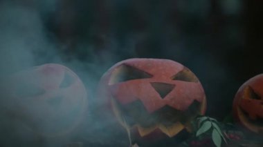 Duman ile korkunç yüzleri ile üç halloween ürkütücü kabaklar