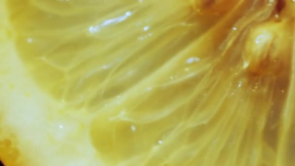 Slice of lemon floats in tea — Stock Video