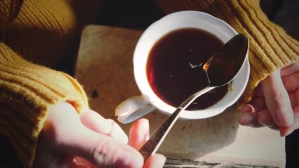 Mujer revuelve el té con una cuchara — Vídeo de stock