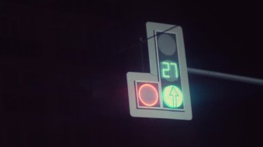 Gece şehrinde trafik ışıkları