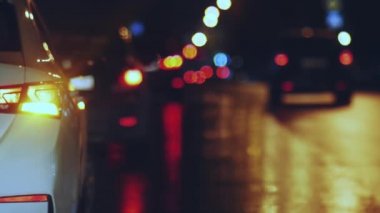 Gece şehrinde ışığı yanan bir araba.