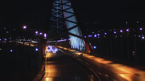 Autó forgalom egy hídnál éjszaka — Stock videók