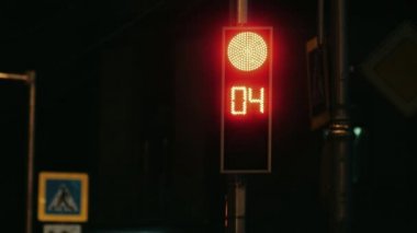 Trafik ışığı rengini kırmızıdan yeşile değiştirir