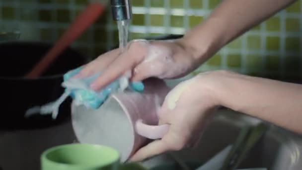女人用海绵洗碗 — 图库视频影像