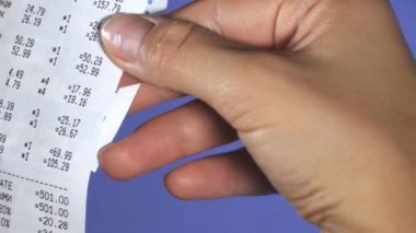 Kadın, bütçe ödemesini düşünüyor