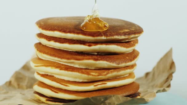 Pannkaka med honung sirap dipper hälla — Stockvideo