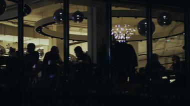 İnsanlar restoranda yemek yiyor.