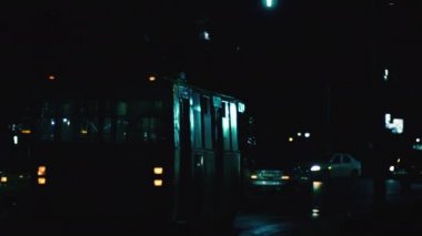 Tramvay gece şehirde geziyor.