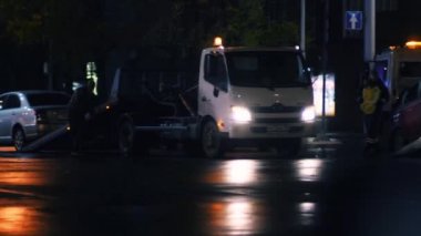 Çekiciler ve polisler geceleri sokaktan araba alıyor.