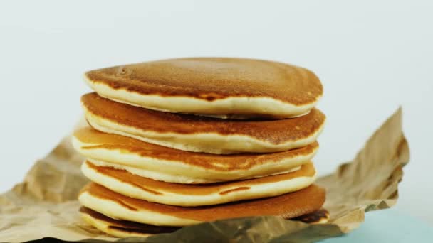 Another pancake is placed on a stack of pancakes — Stock Video