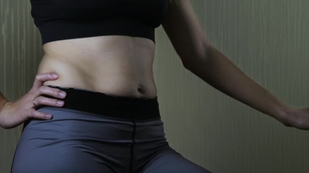 Kvinna andas tungt efter träning — Stockvideo