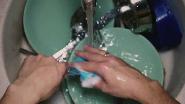 Woman washing dishes with a sponge — Stock Video