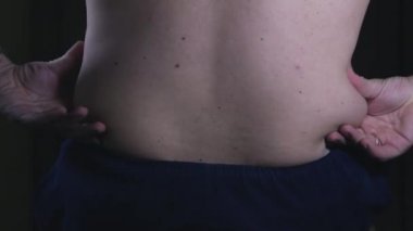 Yakından, erkek tarafından ve sırtından, kilolu.