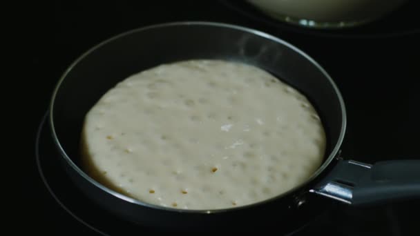 Cozinhar panqueca borbulhante na frigideira — Vídeo de Stock