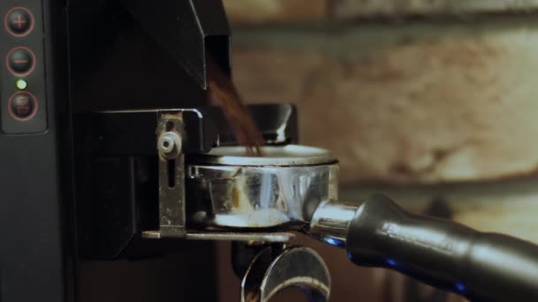 Caffè macinano gocce a un corno — Video Stock