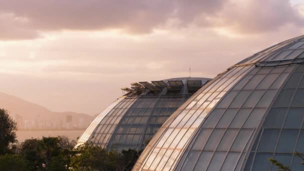 Cúpula de vidrio con fondo al atardecer — Vídeos de Stock