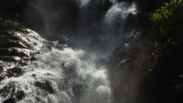 Proud vody z vodopádu — Stock video