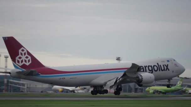 Cargolux Boeing 747-8F Nakliye Uçağı İnişi — Stok video
