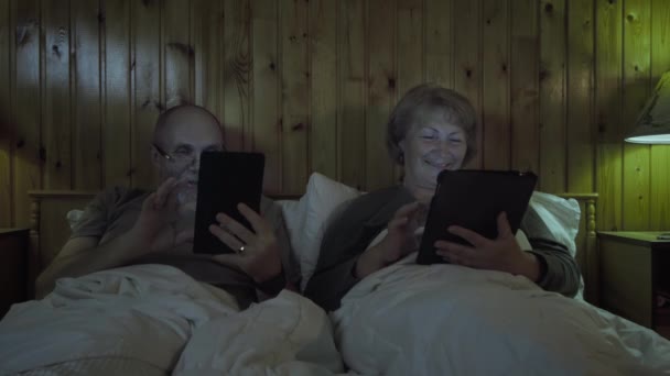 Couple mature utilisant des gadgets au lit — Video