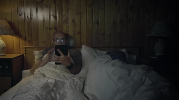 Seniorenpaar liegt im Bett — Stockvideo