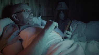 Son sınıf öğrencisi yatakta kitap okuyor.