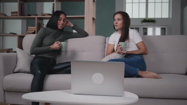 Mnohostranní přátelé mluví na gauči — Stock video
