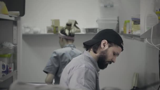 Due chef al lavoro in una cucina del ristorante — Video Stock