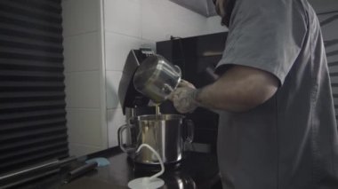 Pasta şefi tatlı hazırlıyor.