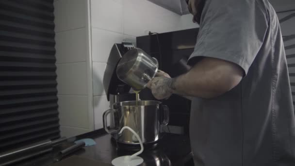 Pekař připravuje dezert — Stock video